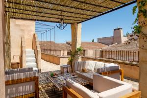 patio con mesa y sillas en el balcón en Masseria Caretti Grande en Casalabate