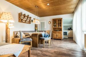 eine Küche und ein Wohnzimmer mit Holzdecke in der Unterkunft Ferienwohnanlage Oberaudorf in Oberaudorf
