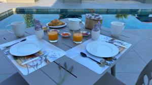 Možnosti raňajok pre hostí v ubytovaní LES ROCHES DE BAUDISSET