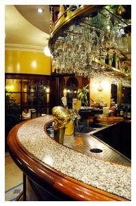 De lounge of bar bij Hotel du Roy
