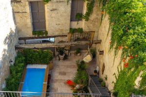 una vista aérea de un edificio con piscina en Luxueuses Suites & Chambres d'hôtes - accueil champagne, petit-déjeuner - Maison Champagne, en Condom