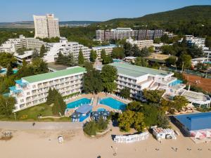 Kaliopa Hotel في البينا: اطلالة جوية على منتجع مع شاطئ