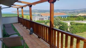 een balkon met stoelen en uitzicht op de oceaan bij VILLA&MAR LANGRE BEACH in Langre