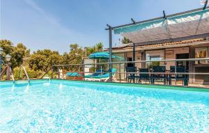 Nice Home In Signes With Swimming Pool في سينس: مسبح كبير مع طاولة وكراسي