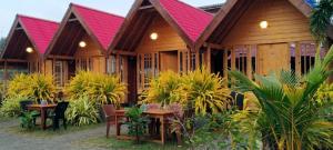 Taman di luar Elvis Beach Resort
