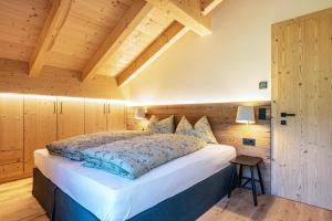 1 dormitorio con 1 cama grande en una habitación de madera en Apartment Furca, en Villnoss