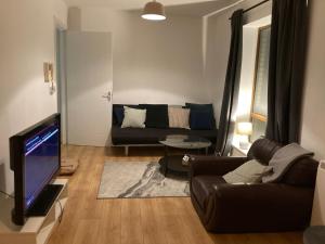 sala de estar con sofá y TV en Stay cosy Apartment in Dublin City Centre, en Dublín