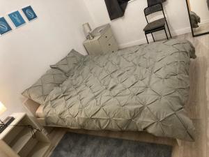 1 dormitorio con 1 cama con edredón gris en Stay cosy Apartment in Dublin City Centre, en Dublín