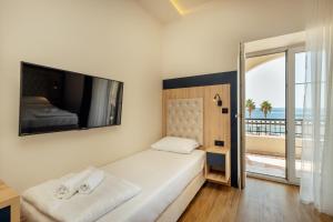 Schlafzimmer mit einem Bett und Meerblick in der Unterkunft Apartments Belani Zelenika in Španjola