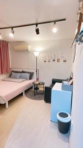 een woonkamer met een bed en een tafel bij Ellen House in Seoul
