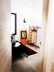 una stanza con specchio e una stanza con mensola di ANDIRIVIENI☆LECCE ☆CASA VACANZE LECCE a Lecce