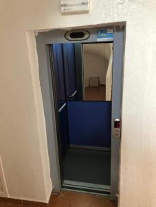 Puerta de cristal con espejo en una habitación en Smir park Appartment, en Marina Smir 11 fotos más