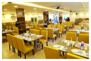 Restaurace v ubytování Clarks Inn Express ,Sirkazhi + 22 fotografií