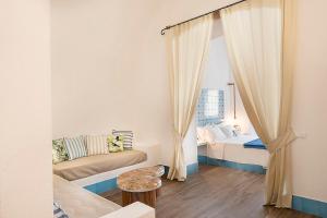 un soggiorno con letto e divano di Casa al Sole Boutique Hotel a Ischia