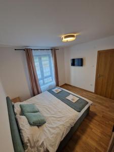 una camera con un letto con due cuscini sopra di Nina Apartman 2 a Soko Banja