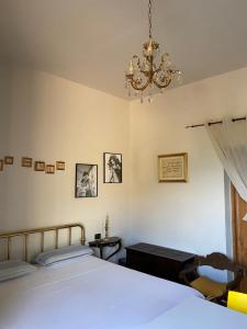 Schlafzimmer mit einem Bett und einem Kronleuchter in der Unterkunft B&B La Fenice sul Lago in Villongo SantʼAlessandro