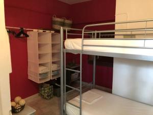 Poschodová posteľ alebo postele v izbe v ubytovaní Rhodes Backpackers Boutique Hostel and Apartments
