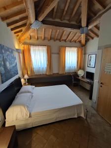 1 dormitorio con 1 cama grande en una habitación en La Locanda del Vino Nobile en Sant'Albino