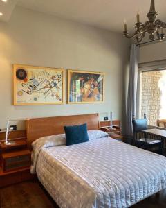 Schlafzimmer mit einem Bett und Wandmalereien in der Unterkunft B&B La Fenice sul Lago in Villongo SantʼAlessandro