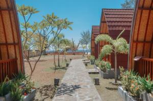 een pad door een tuin met planten en bomen bij Laba Laba Bungalow in Gili Meno