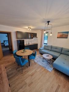 un soggiorno con divano e tavolo di Nina Apartman 2 a Soko Banja