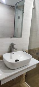 y baño con lavabo blanco y espejo. en Khách sạn Phúc Thành en Hanoi