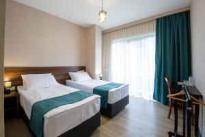 Una cama o camas en una habitación de Hotel GENI Kazbegi