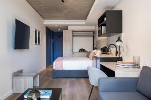 una camera d'albergo con letto e tavolo di Home Suite Hotels Station House a Città del Capo