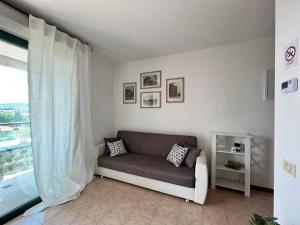 a living room with a couch and a window at Stella Guest House, Family & Pet Friendly in Perugia