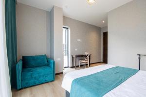 Una cama o camas en una habitación de Hotel GENI Kazbegi