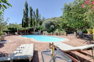 einen Pool mit 2 Liegestühlen und einem Tisch in der Unterkunft Finca del Rio in Cañada del Real Tesoro