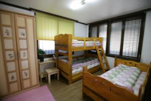 Tempat tidur susun dalam kamar di Green Guesthouse