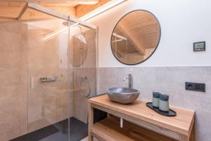een badkamer met een wastafel en een spiegel bij Apartment Reguz in Villnoss