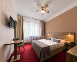 um quarto de hotel com uma cama e uma ventoinha de tecto em Hotel Meda of Museum Kampa em Praga