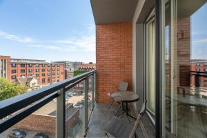 balkon ze stołkiem i widokiem na miasto w obiekcie Bastion Wałowa Comfort Apartments w Gdańsku