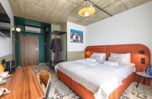Postel nebo postele na pokoji v ubytování Arche Hotel Wrocław Airport