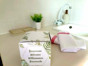 - un ensemble de serviettes de toilette assises sur un comptoir dans l'établissement Chez Romy - studio équipé avec wifi - proche plage Deauville, à Tourgéville