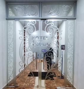 szklane drzwi z napisem "Zamów kolację" w obiekcie Hotel La Terraza 2020 w mieście Soacha