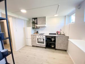 een keuken met een fornuis en een koelkast bij Newly renovated apartment - Strängnäs, Ekorrvägen in Strängnäs