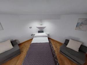 a room with two beds and a couch at Fradalisa Delizioso monolocale a Vico Equense in Vico Equense