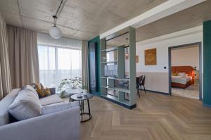 TV a/nebo společenská místnost v ubytování Arche Hotel Wrocław Airport