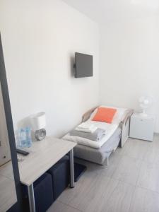 ein Krankenhauszimmer mit einem Bett und einem Tisch in der Unterkunft Ojcowski Las in Biały Kościół