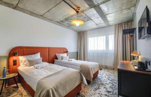 Postel nebo postele na pokoji v ubytování Arche Hotel Wrocław Airport