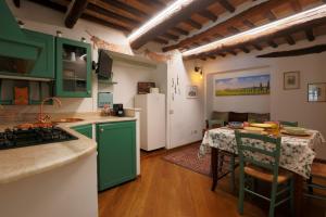 A kitchen or kitchenette at Mantellini Apartment Még 15 kép