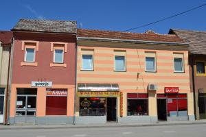 una fila de edificios en una calle de la ciudad en Guesthouse Kruna Višegrad, en Višegrad