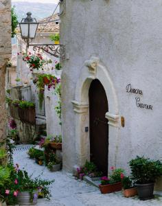 eine Gasse mit einer Tür in einem Gebäude mit Blumen in der Unterkunft Dimora Cavour in Amantea