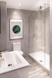 a bathroom with a toilet and a sink and a shower at Luxury Apartment In The Heart of Leicester With Parking in Leicester