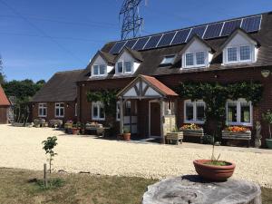 een huis met zonnepanelen erop bij Oaks Barn in Chinnor