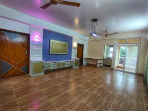 TV a/nebo společenská místnost v ubytování Britannia Beach Resort- Inani Beach, Cox'sbazar