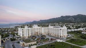 una vista aérea de un gran edificio blanco en Merit Royal Diamond Hotel & SPA, en Kyrenia